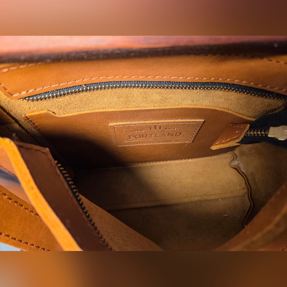 Portland Leather Tan Shoulder Bag - Picture 13 of 16